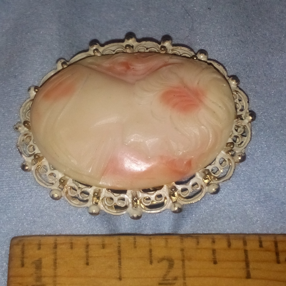 Vintage Lovely Cameo Brooch Pendant - Picture 2 of 8